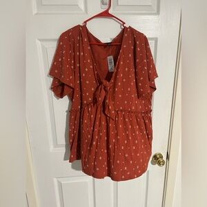 TORRID Women's Short Sleeve Red Orange Rust V Neck Top Blouse Size 2 tie nwt